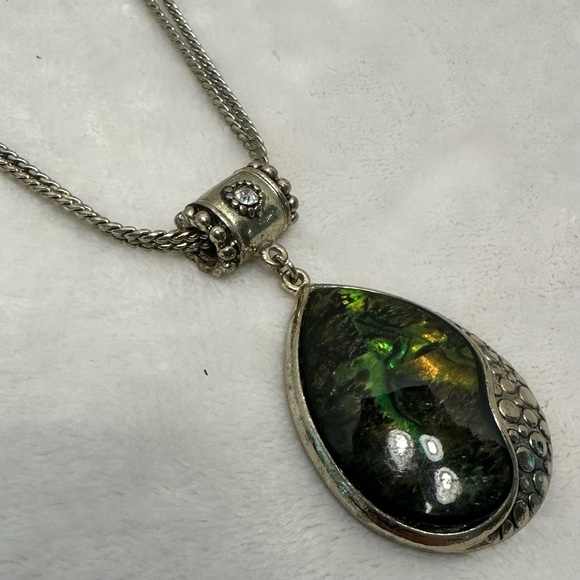 Vintage Kenneth Cole Necklace gold tone iridescent green teardrop pendant - Picture 1 of 9